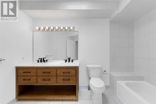 1389 Lakeshore Road, Burlington, ON - Indoor Photo Showing Bathroom