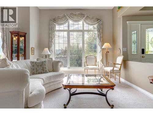 1101 Phoenix Drive, Vernon, BC - Indoor Photo Showing Living Room