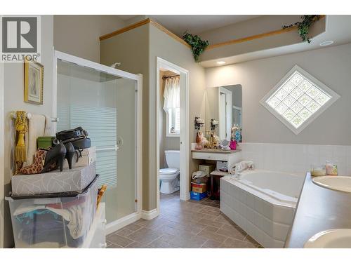 1101 Phoenix Drive, Vernon, BC - Indoor Photo Showing Bathroom