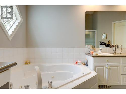 1101 Phoenix Drive, Vernon, BC - Indoor Photo Showing Bathroom