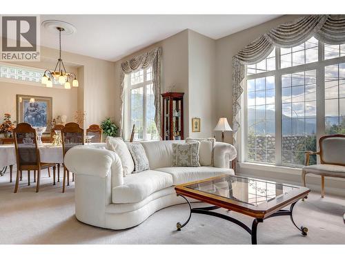 1101 Phoenix Drive, Vernon, BC - Indoor Photo Showing Living Room