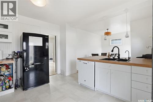 2543 Garnet Street, Regina, SK - Indoor Photo Showing Kitchen With Double Sink