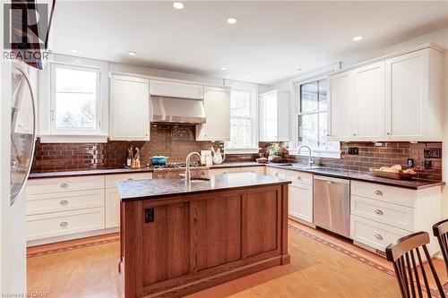 5 Undercliffe Avenue, Hamilton, ON - Indoor Photo Showing Kitchen