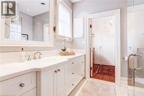 5 Undercliffe Avenue, Hamilton, ON - Indoor Photo Showing Bathroom