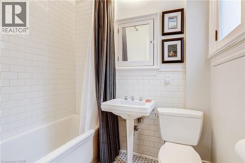 5 Undercliffe Avenue, Hamilton, ON - Indoor Photo Showing Bathroom