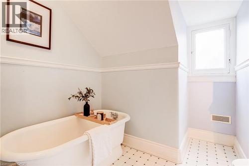5 Undercliffe Avenue, Hamilton, ON - Indoor Photo Showing Bathroom