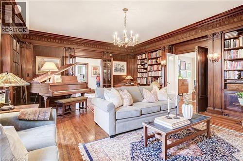 5 Undercliffe Avenue, Hamilton, ON - Indoor Photo Showing Living Room