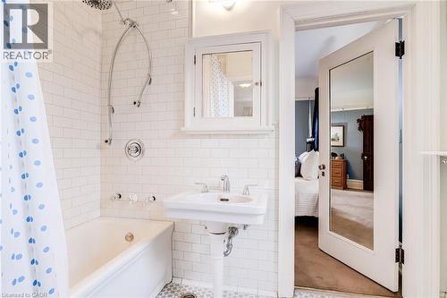 5 Undercliffe Avenue, Hamilton, ON - Indoor Photo Showing Bathroom