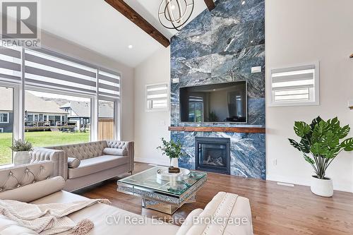 111 Stoneleigh Drive, Blue Mountains, ON - Indoor Photo Showing Living Room With Fireplace