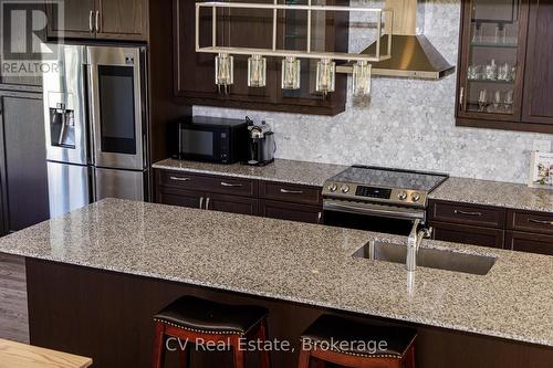 111 Stoneleigh Drive, Blue Mountains, ON - Indoor Photo Showing Kitchen With Upgraded Kitchen