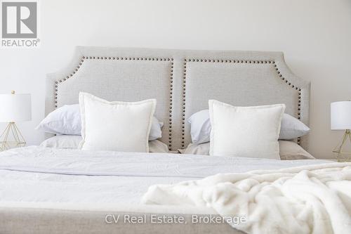 111 Stoneleigh Drive, Blue Mountains, ON - Indoor Photo Showing Bedroom