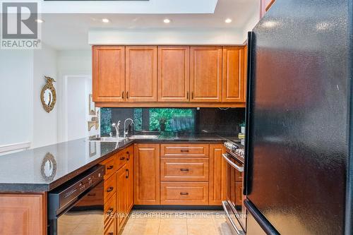1373 Queen Victoria Avenue, Mississauga, ON - Indoor Photo Showing Kitchen