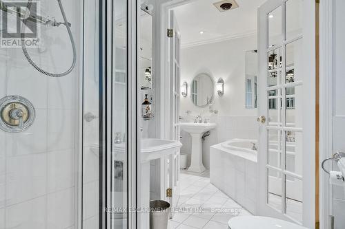 1373 Queen Victoria Avenue, Mississauga, ON - Indoor Photo Showing Bathroom