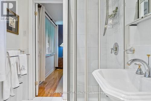 1373 Queen Victoria Avenue, Mississauga, ON - Indoor Photo Showing Bathroom