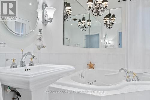 1373 Queen Victoria Avenue, Mississauga, ON - Indoor Photo Showing Bathroom