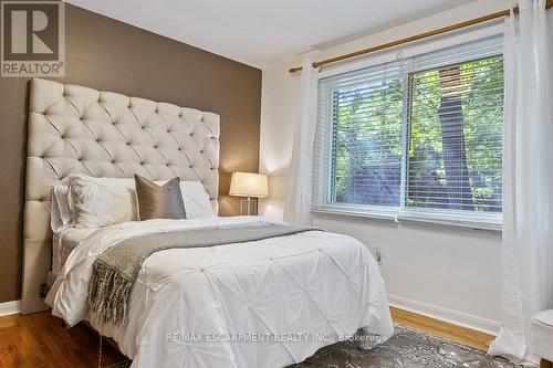 1373 Queen Victoria Avenue, Mississauga, ON - Indoor Photo Showing Bedroom