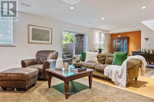 1373 Queen Victoria Avenue, Mississauga, ON - Indoor Photo Showing Living Room