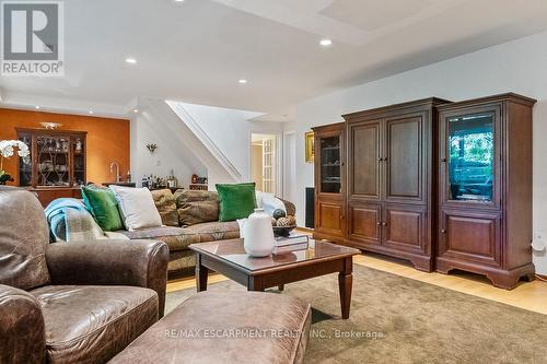 1373 Queen Victoria Avenue, Mississauga, ON - Indoor Photo Showing Living Room