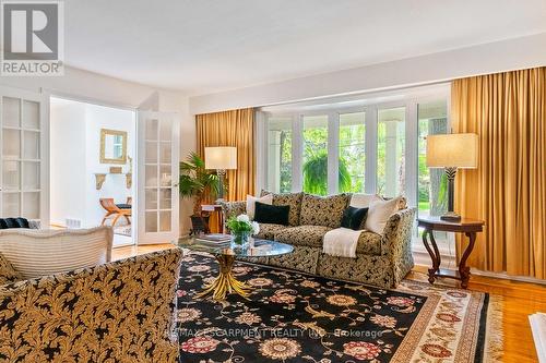 1373 Queen Victoria Avenue, Mississauga, ON - Indoor Photo Showing Living Room