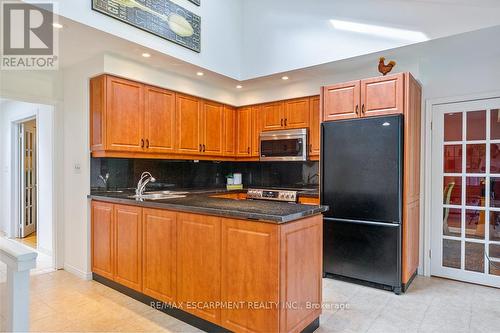 1373 Queen Victoria Avenue, Mississauga, ON - Indoor Photo Showing Kitchen
