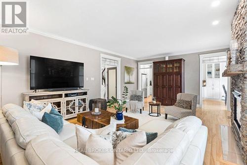 32 Feldspar Crescent, Ottawa, ON - Indoor Photo Showing Living Room