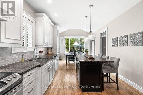 32 Feldspar Crescent, Ottawa, ON - Indoor Photo Showing Kitchen With Double Sink With Upgraded Kitchen