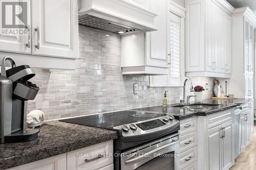 32 Feldspar Crescent, Ottawa, ON - Indoor Photo Showing Kitchen With Upgraded Kitchen