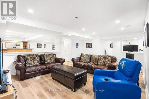32 Feldspar Crescent, Ottawa, ON - Indoor Photo Showing Living Room