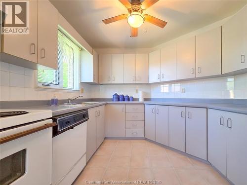 21 Earl Drive, Chatham, ON - Indoor Photo Showing Kitchen