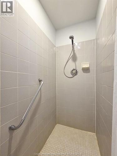 21 Earl Drive, Chatham, ON - Indoor Photo Showing Bathroom