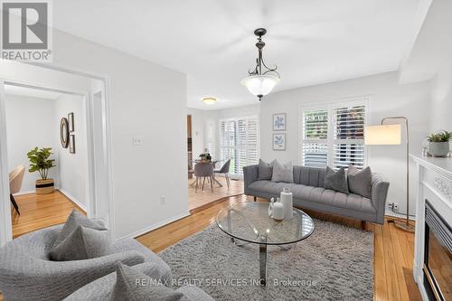 6 Creekwood Drive, Brampton, ON - Indoor Photo Showing Living Room