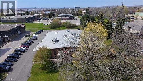 Single-story commercial building featuring a flat roof and multiple rooftop HVAC units - 920 Sheldon Court, Burlington, ON 