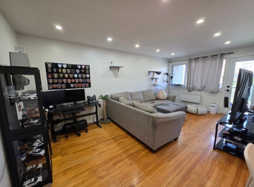 Salon - 233-266 Rue Lawrence, Longueuil (Greenfield Park), QC - Indoor