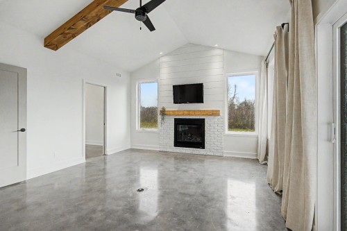 Salon - 73 Rue Dumont, Lac-Brome, QC - Indoor Photo Showing Living Room With Fireplace