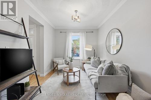 107 Rochester Street, Ottawa, ON - Indoor Photo Showing Living Room