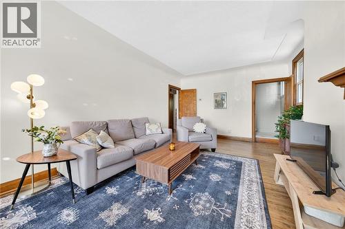 188 Wexford Avenue S, Hamilton, ON - Indoor Photo Showing Living Room