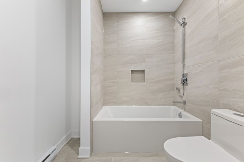 Bathroom - 205-10130 Rue Lauraine-Vaillancourt, Montréal (Ahuntsic-Cartierville), QC - Indoor Photo Showing Bathroom