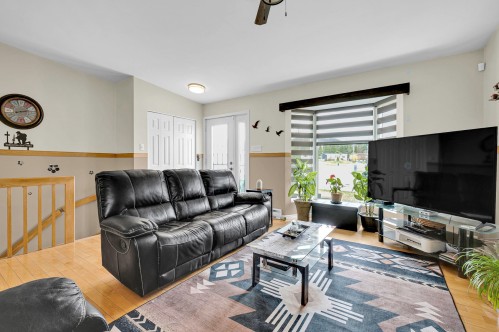 Living Room - 133 Rue Marguerite, Sainte-Agathe-Des-Monts, QC - Indoor Photo Showing Living Room