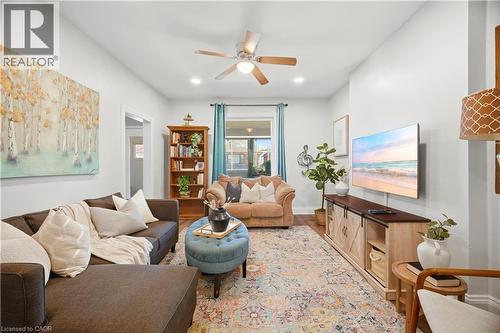 83 Province Street N, Hamilton, ON - Indoor Photo Showing Living Room