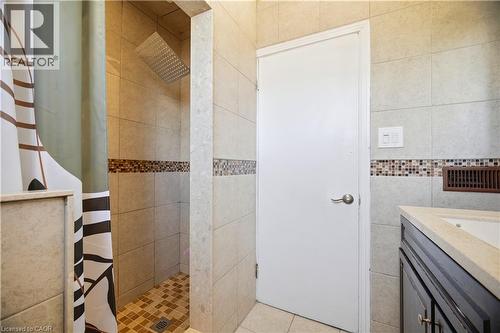 83 Province Street N, Hamilton, ON - Indoor Photo Showing Bathroom