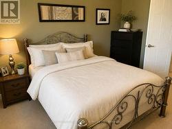 Large primary bedroom with ensuite - 