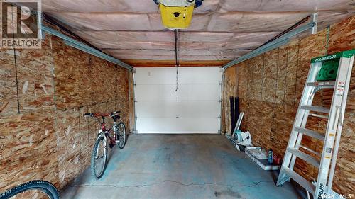 1232 2Nd Avenue N, Saskatoon, SK - Indoor Photo Showing Garage