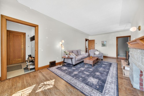 188 Wexford Avenue S, Hamilton, ON - Indoor Photo Showing Living Room