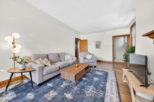 188 Wexford Avenue S, Hamilton, ON - Indoor Photo Showing Living Room