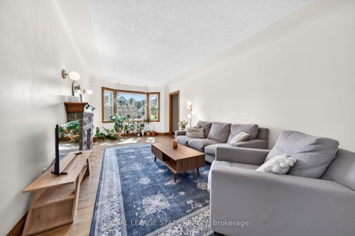 188 Wexford Avenue S, Hamilton, ON - Indoor Photo Showing Living Room