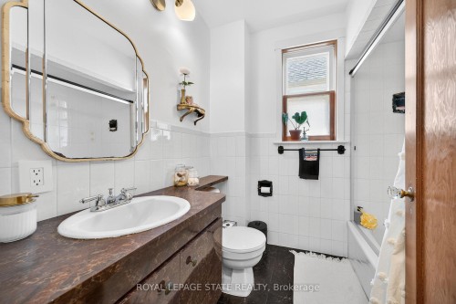188 Wexford Avenue S, Hamilton, ON - Indoor Photo Showing Bathroom