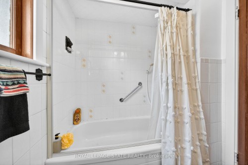 188 Wexford Avenue S, Hamilton, ON - Indoor Photo Showing Bathroom
