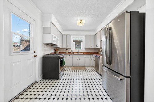 188 Wexford Avenue S, Hamilton, ON - Indoor Photo Showing Kitchen