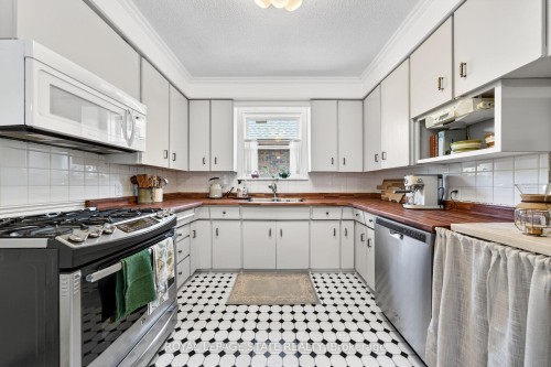188 Wexford Avenue S, Hamilton, ON - Indoor Photo Showing Kitchen With Double Sink