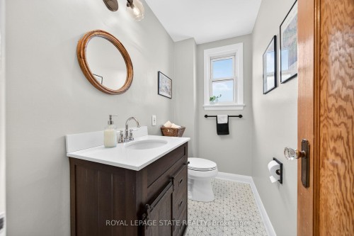 188 Wexford Avenue S, Hamilton, ON - Indoor Photo Showing Bathroom